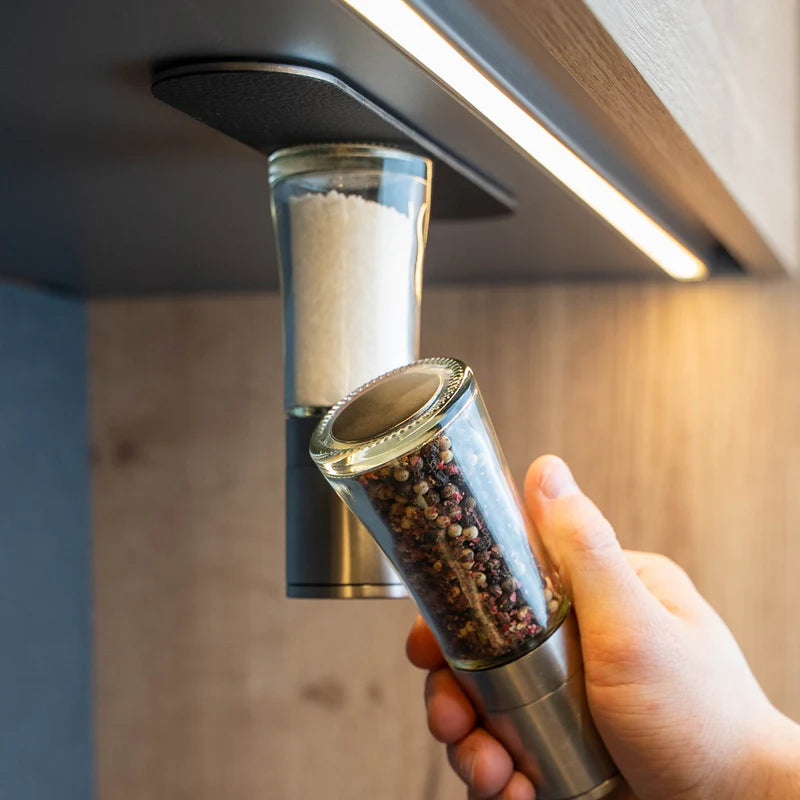 Magnetic spice mills including bar