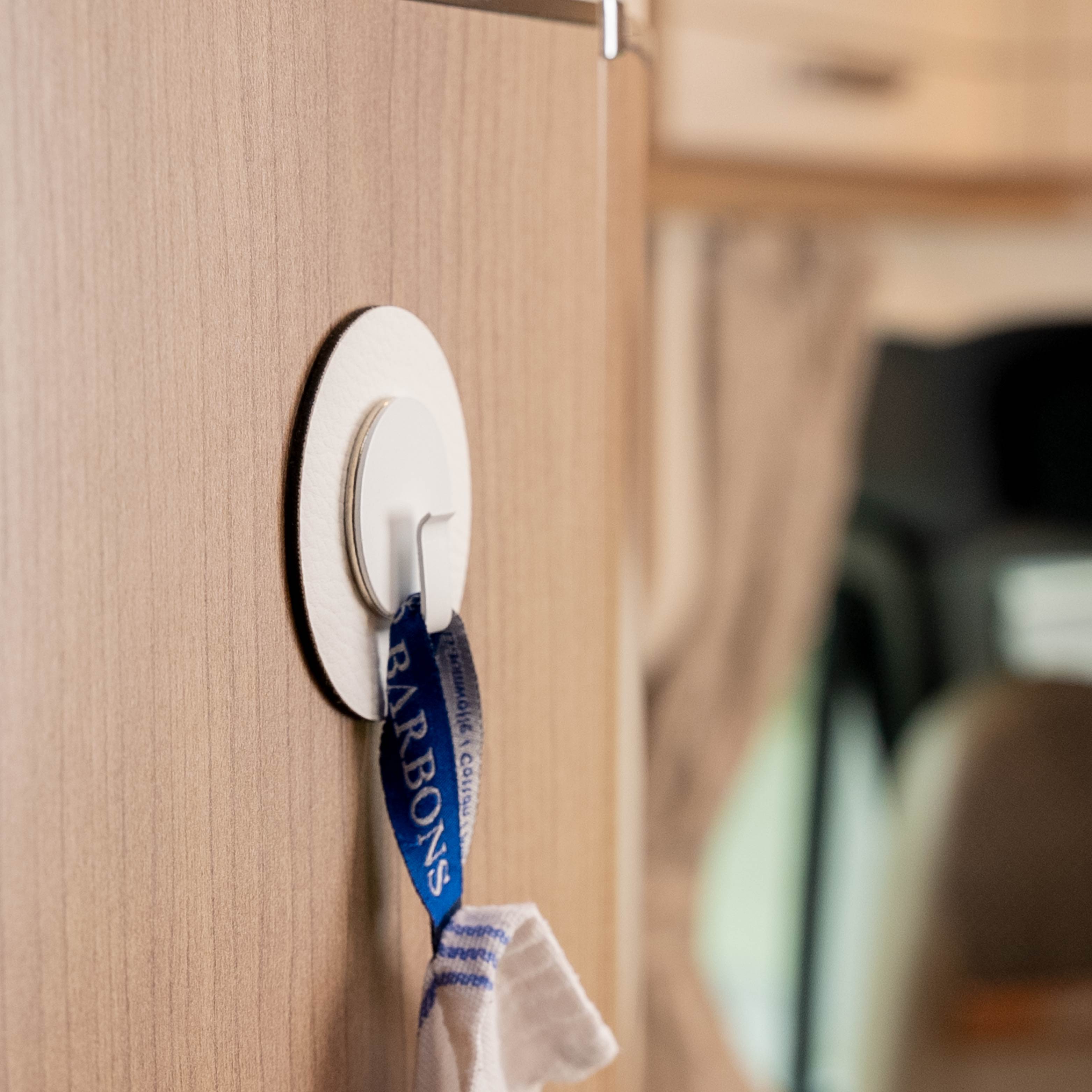 Magnet hook CLEVER WHITE incl. pad WHITE - Silwy UK