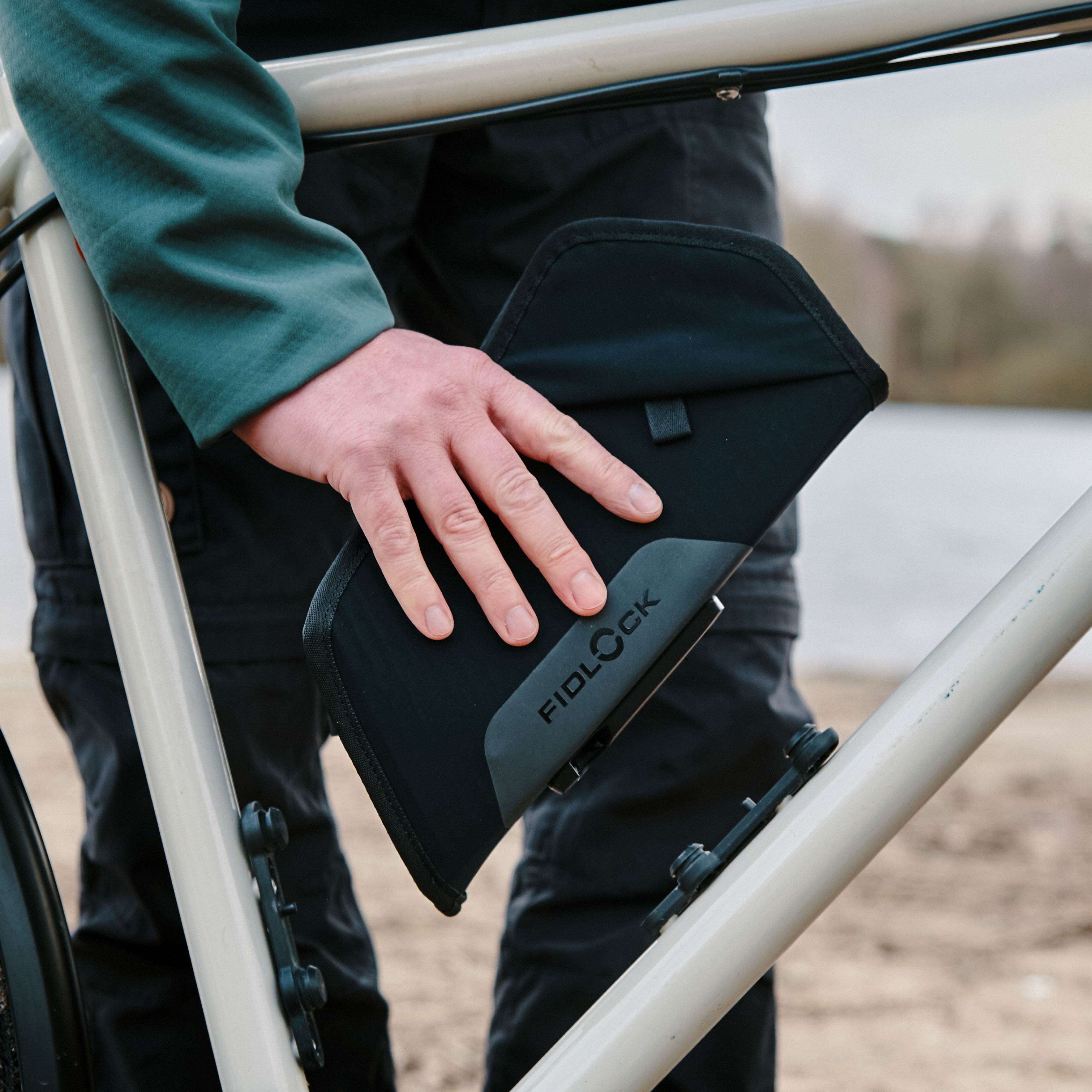Magnetic bag FIDLOCK TWIST essential bag BLACK incl. bike base - Silwy UK