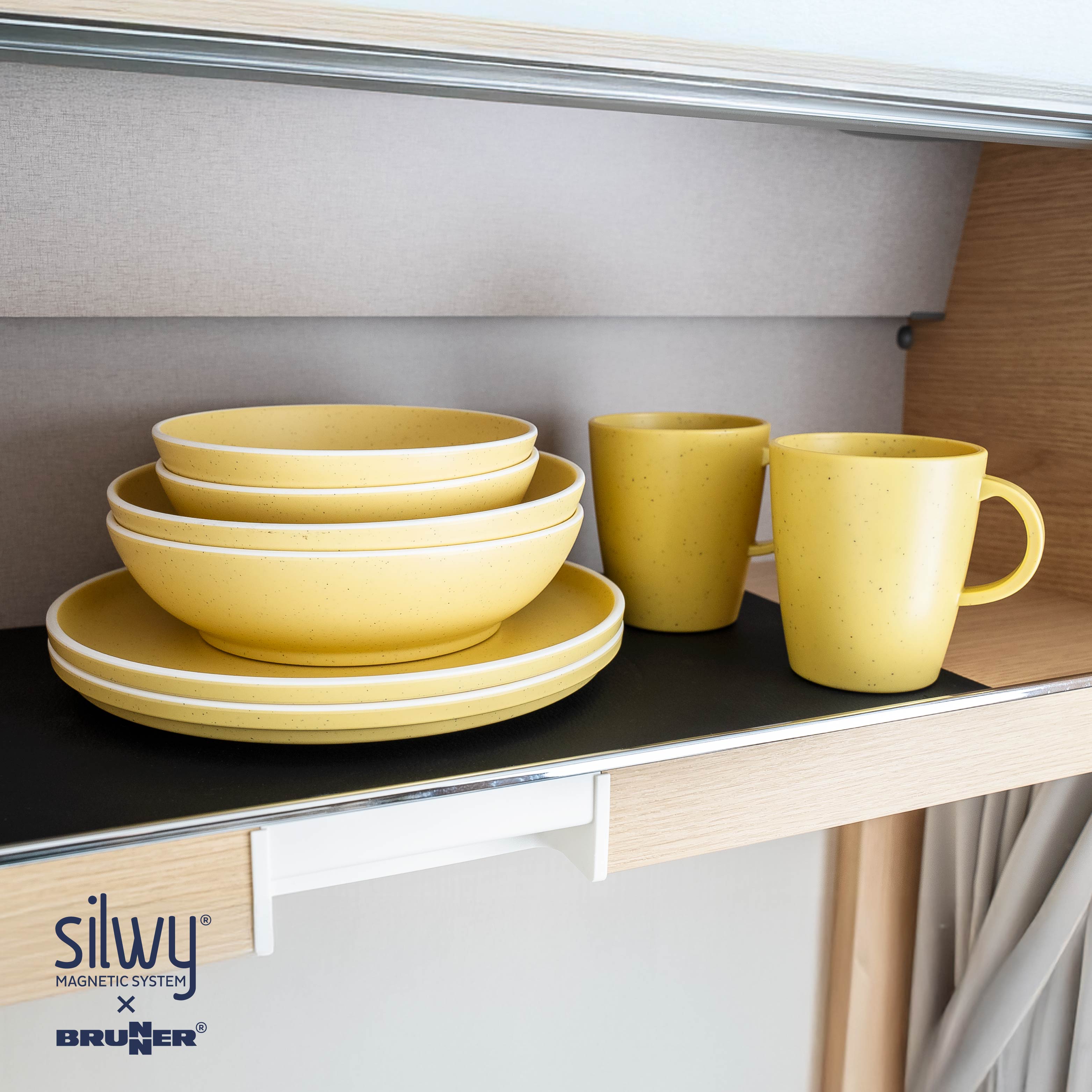 Magnetic plastic tableware set - Silwy UK