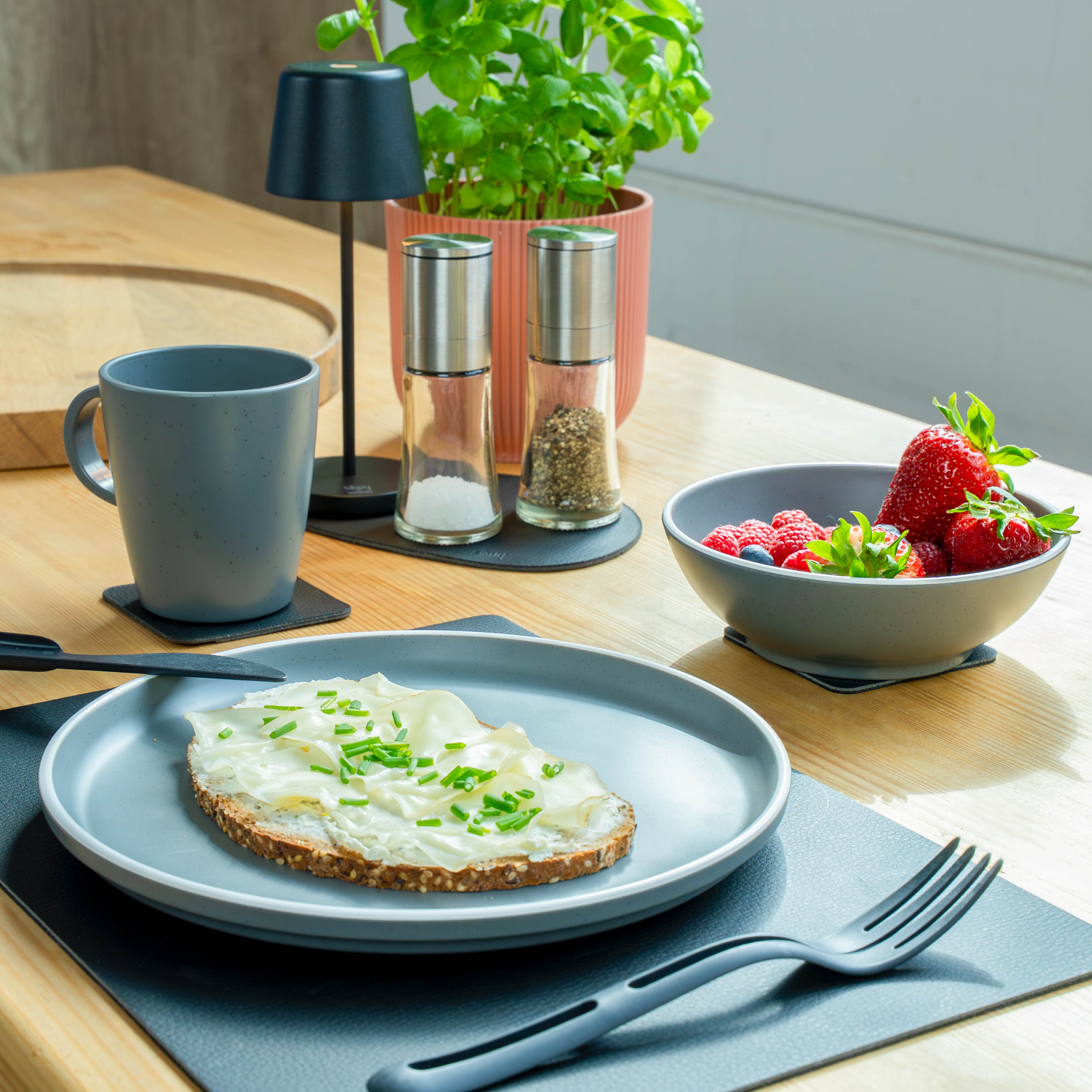 Magnetic plastic tableware set - Silwy UK