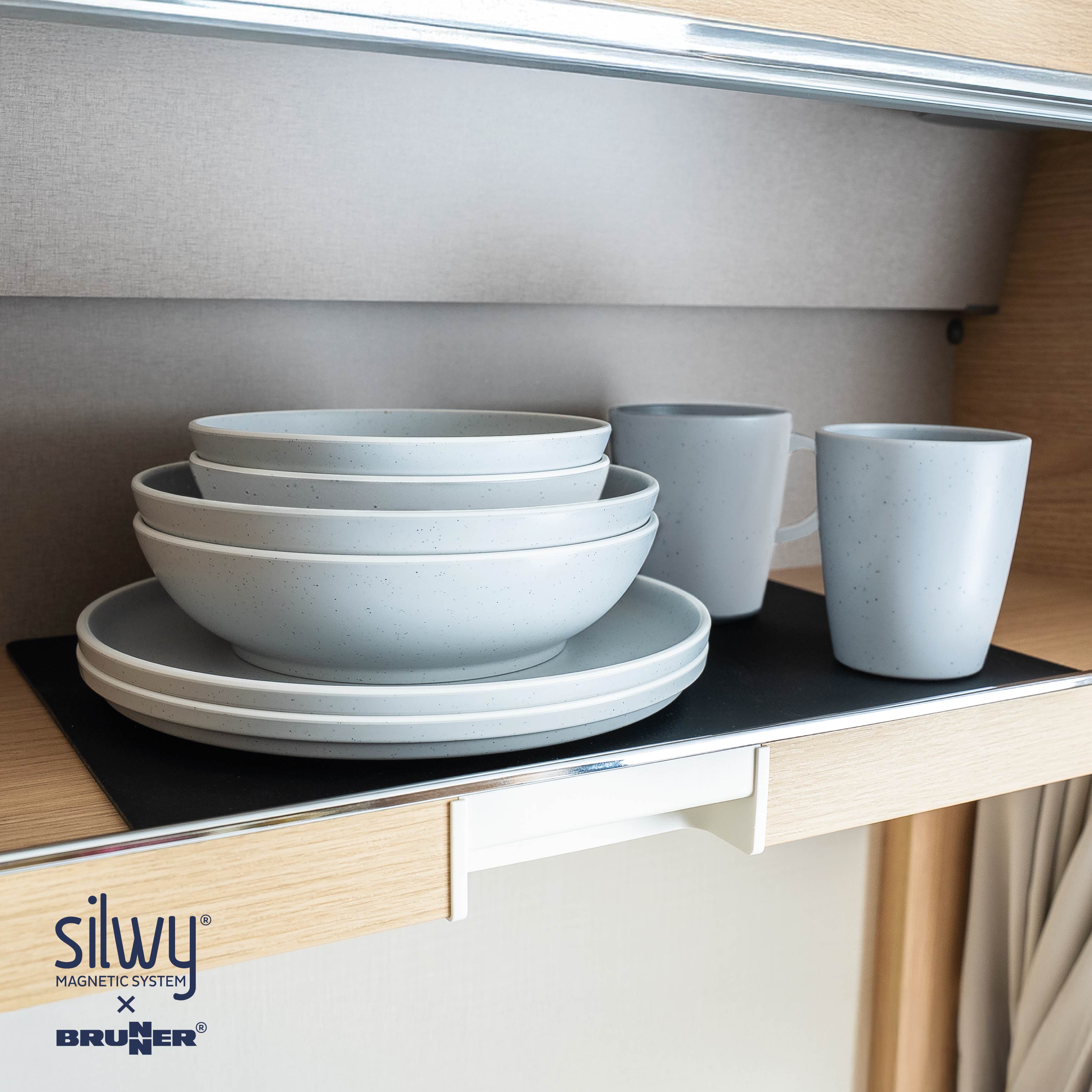 Magnetic plastic tableware set - Silwy UK