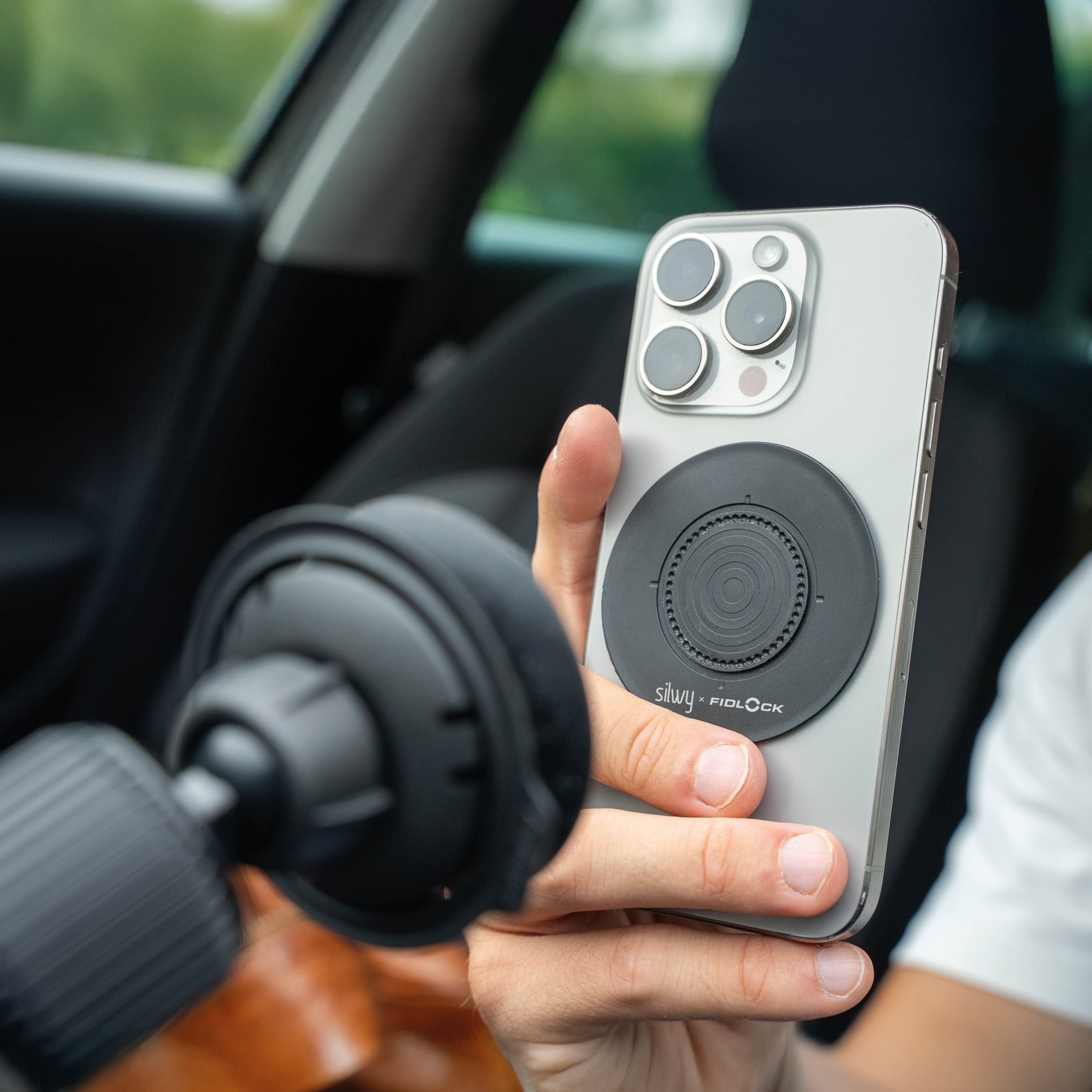 Magnetic VACUUM mobile phone holder UNIVERSAL for car ventilation grilles incl. magnetic VACUUM patch - Silwy UK