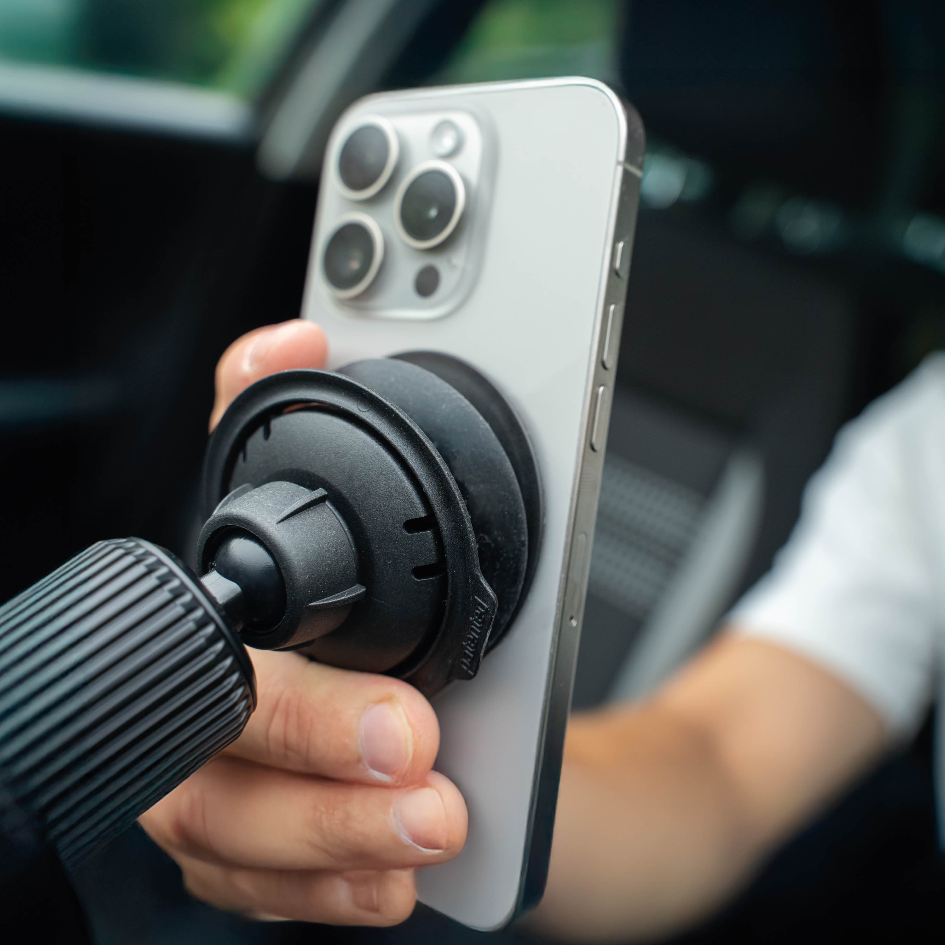 Magnetic VACUUM mobile phone holder UNIVERSAL for car ventilation grilles incl. magnetic VACUUM patch - Silwy UK