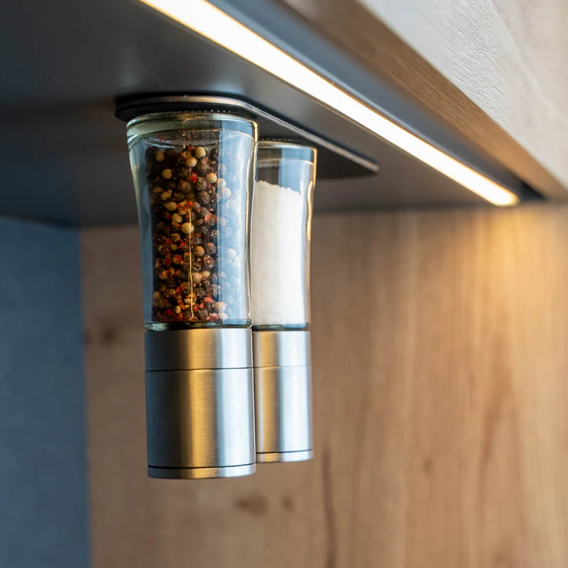 Magnetic spice mills including bar