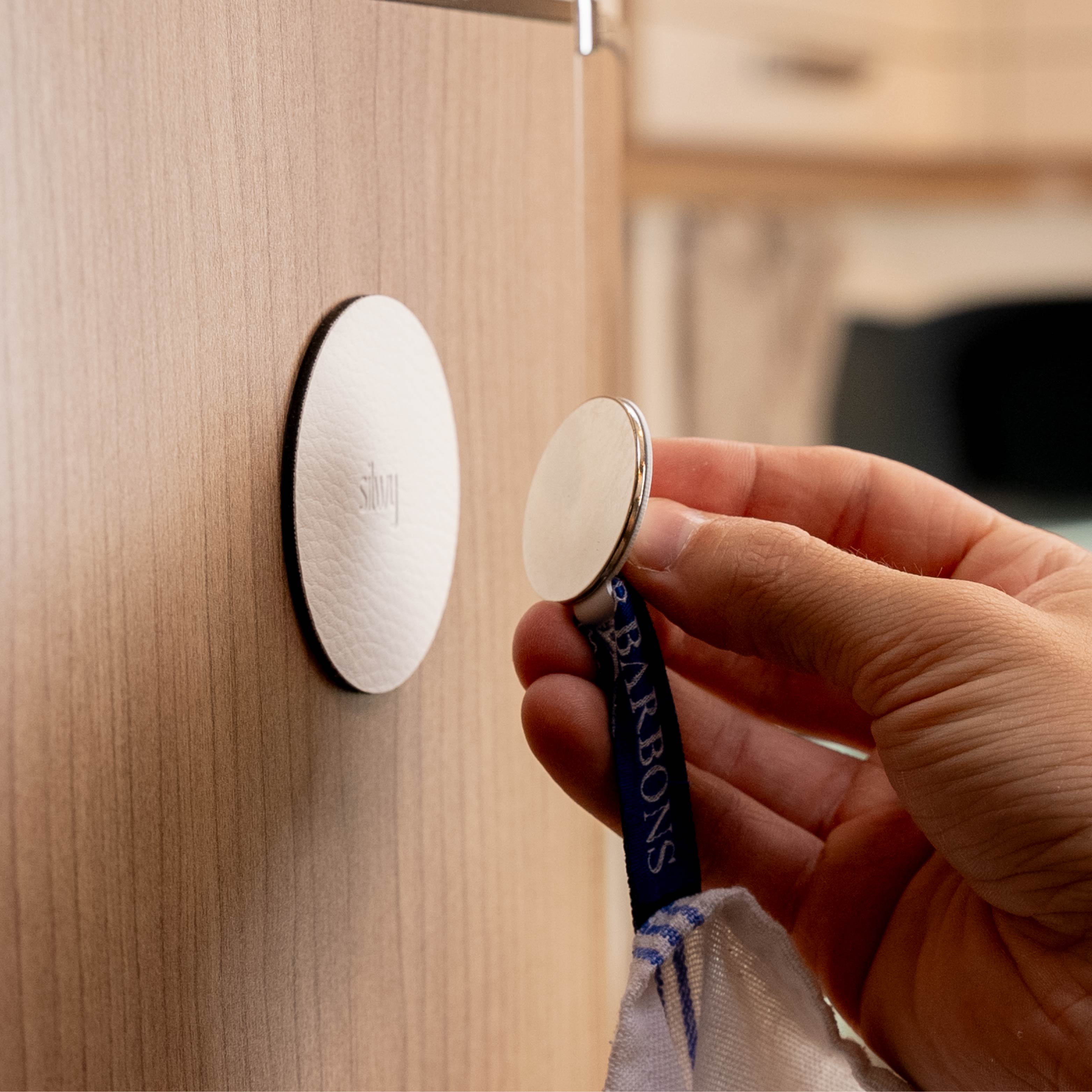 Magnet hook CLEVER WHITE incl. pad WHITE - Silwy UK
