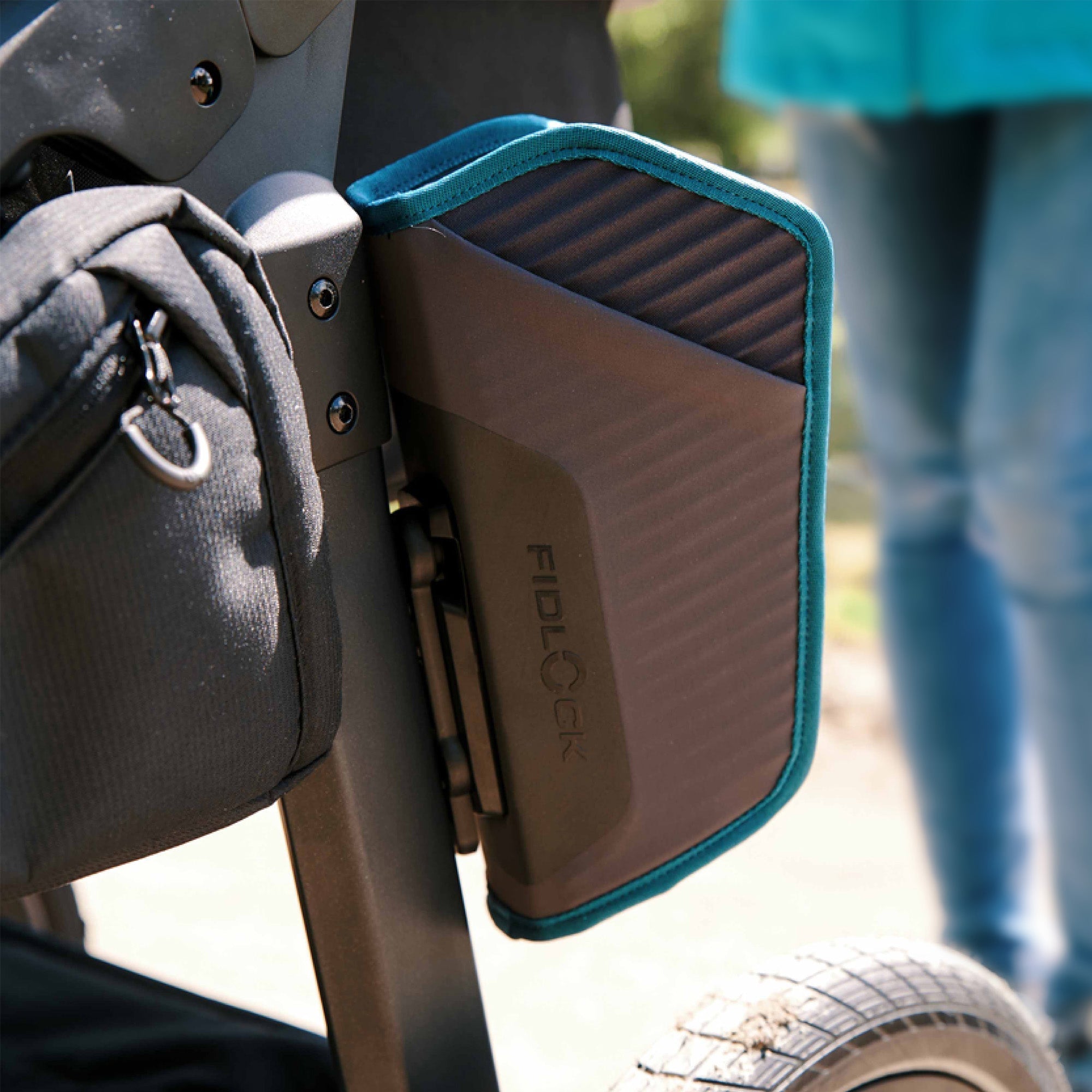 Magnetic bag FIDLOCK TWIST essential bag BLUE incl. bike base - Silwy UK