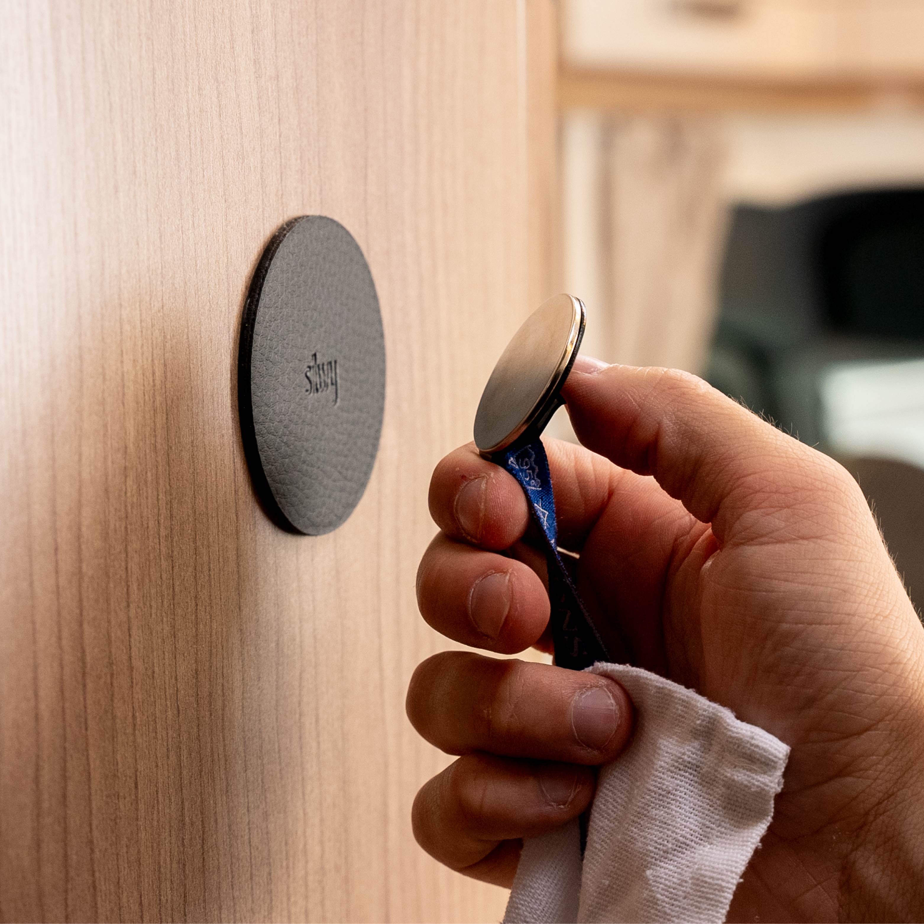 Magnetic hook CLEVER WHITE incl. pad BLACK - Silwy UK