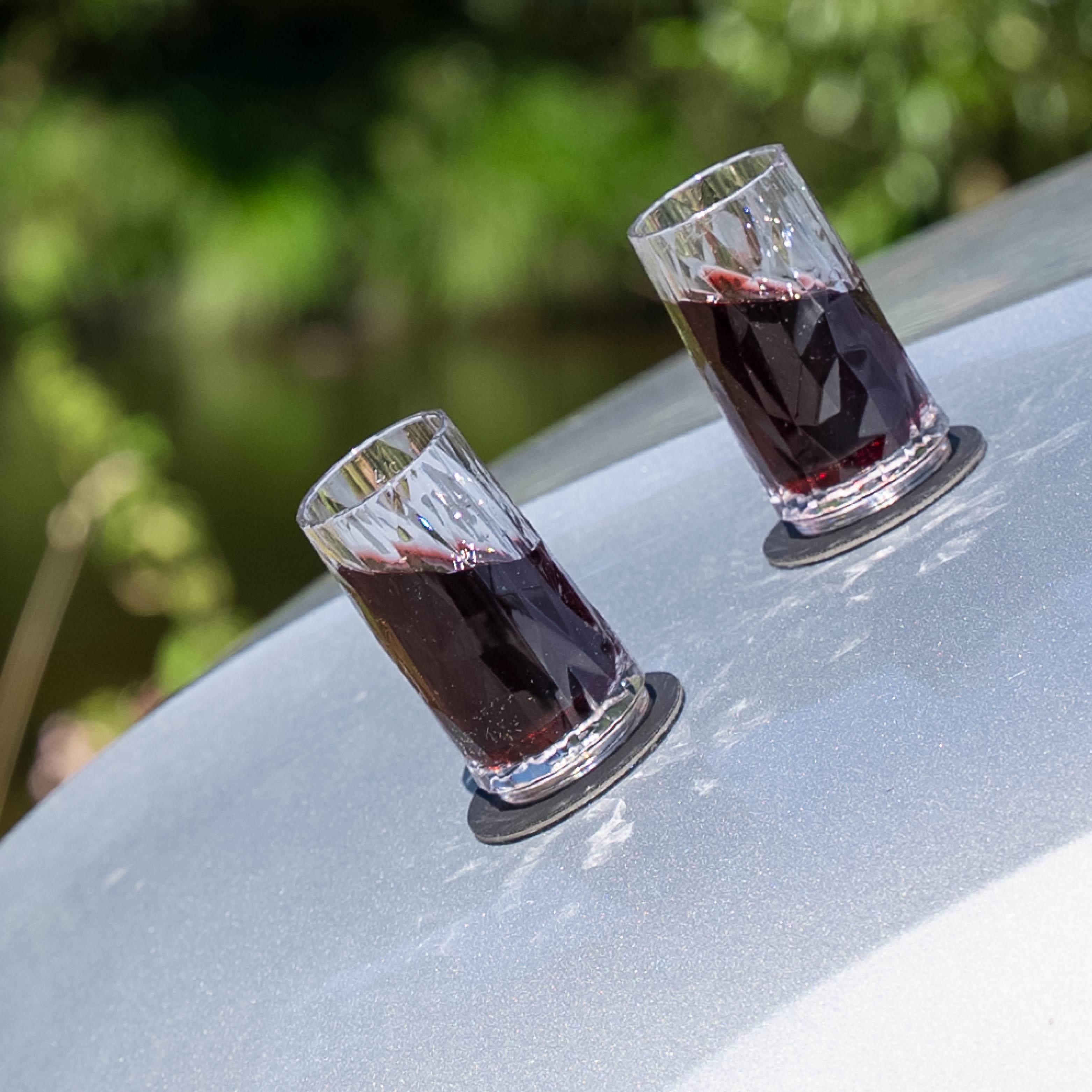 Magnetic plastic shot glasses - Silwy UK