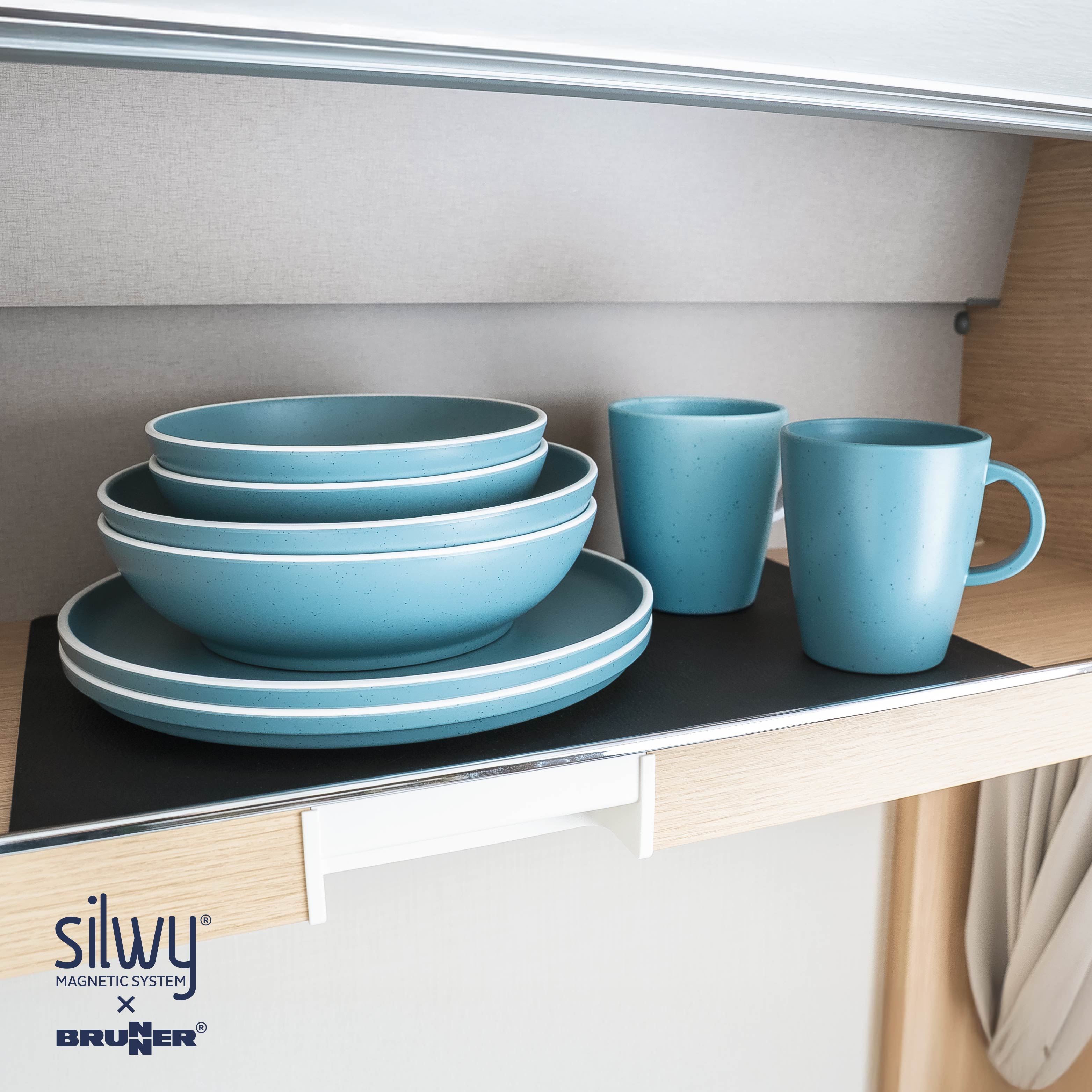 Magnetic plastic tableware set - Silwy UK