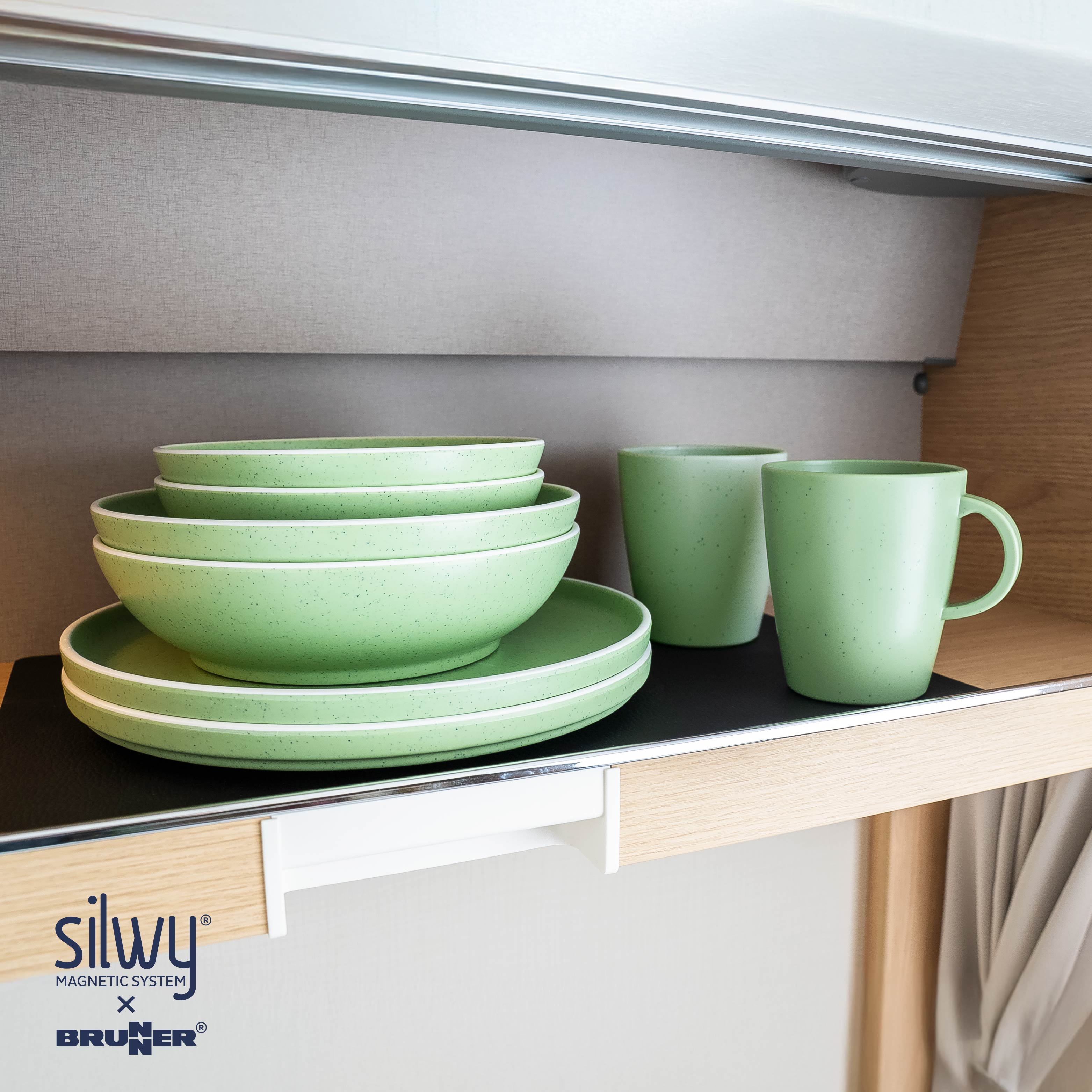 Magnetic plastic tableware set - Silwy UK