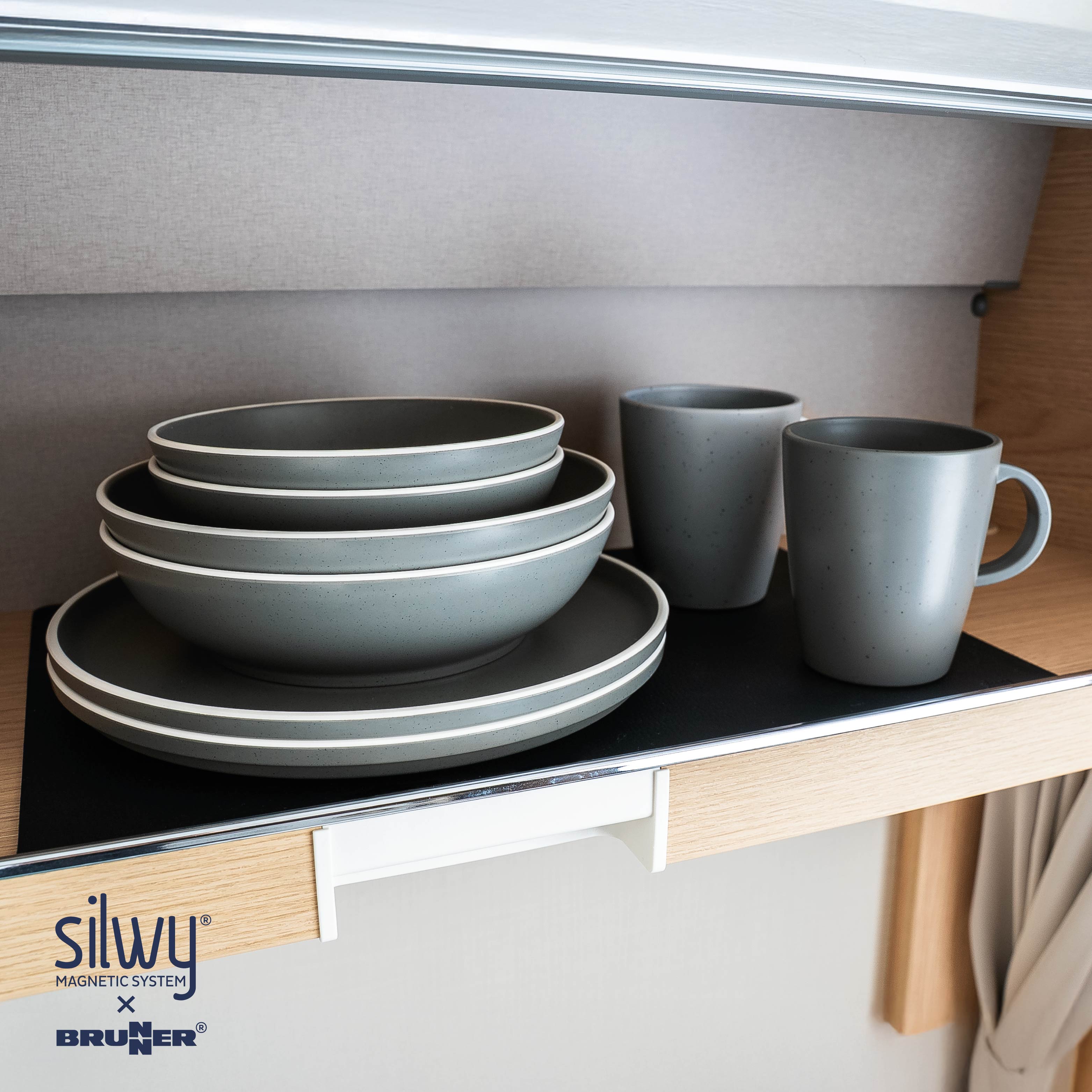 Magnetic plastic tableware set - Silwy UK
