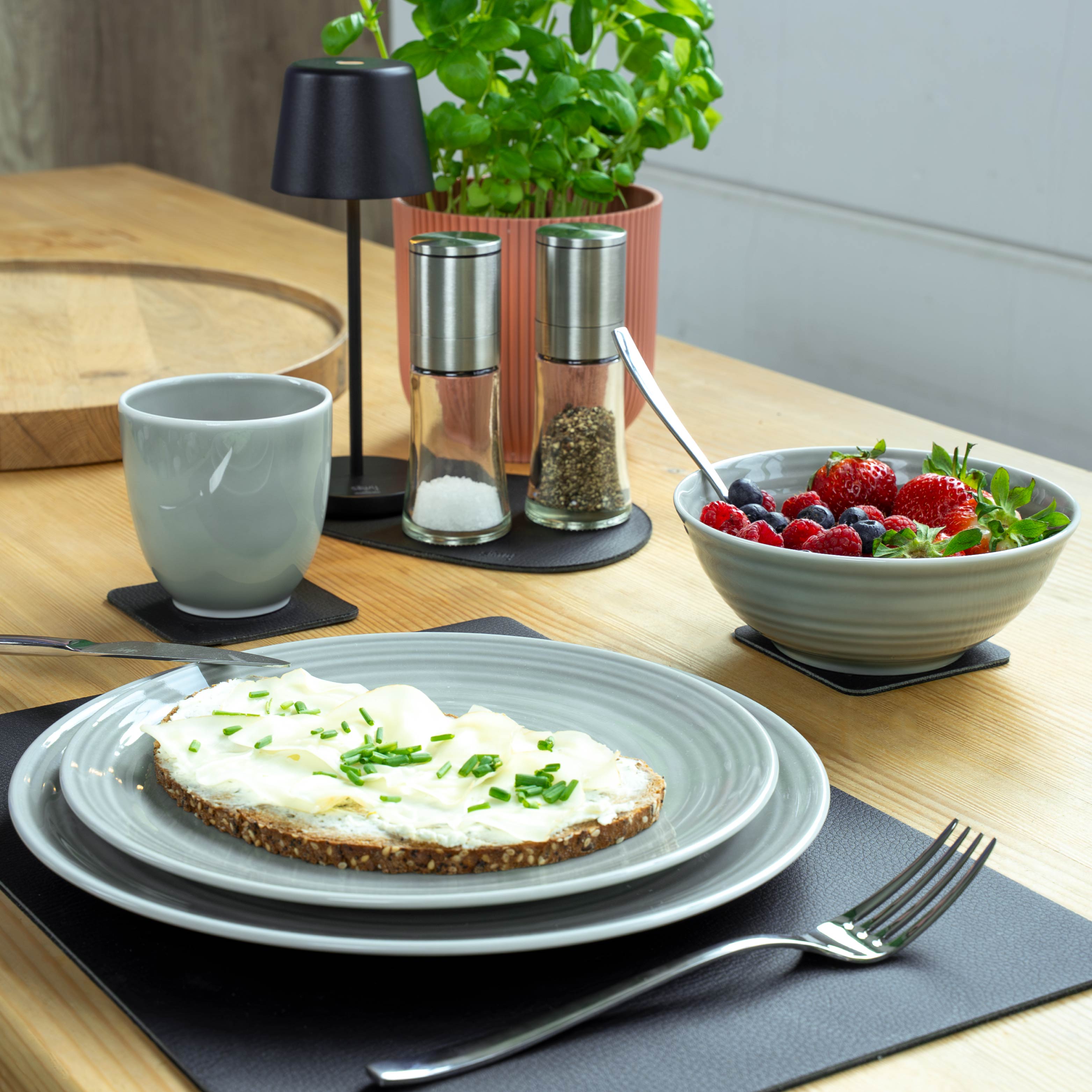 Magnetic Porcelain Tableware Set - Silwy UK
