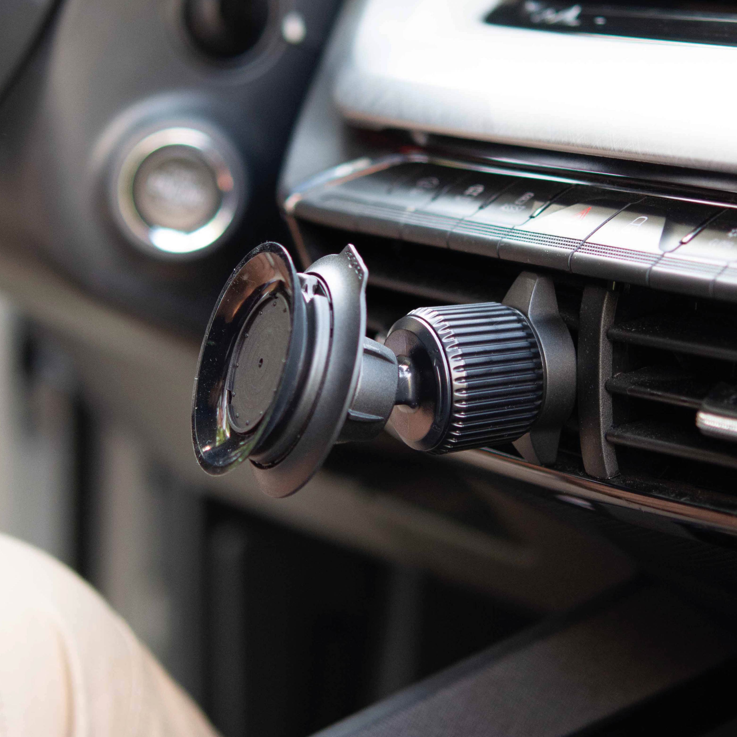 Magnetic VACUUM mobile phone holder UNIVERSAL for car ventilation grilles incl. magnetic VACUUM patch - Silwy UK